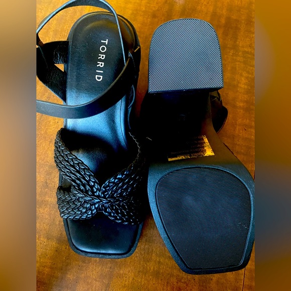 New Crisscross plat form sandal - Picture 1 of 2